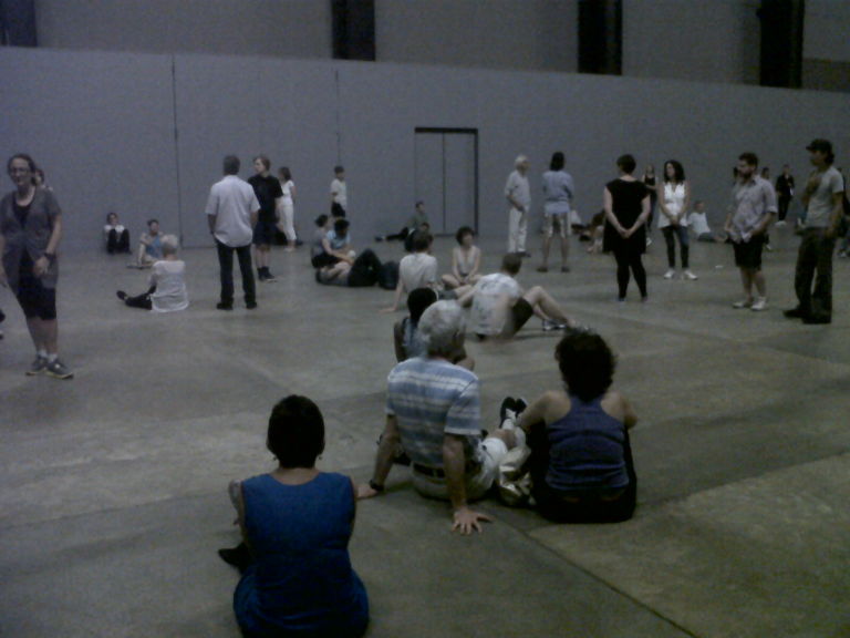 Tino Sehgal These Associations Turbine Hall Tate Modern Londra foto Aldo Colella 2 È impossibile da raccontare, noi ci proviamo con tante immagini. Ecco una full immersion fotografica nel nuovo progetto di Tino Sehgal alla Tate Modern