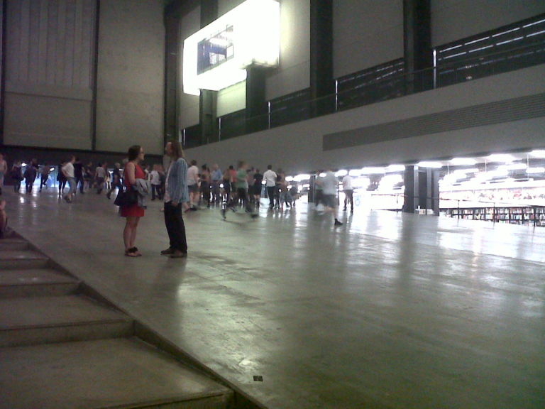 Tino Sehgal These Associations Turbine Hall Tate Modern Londra foto Aldo Colella 20 È impossibile da raccontare, noi ci proviamo con tante immagini. Ecco una full immersion fotografica nel nuovo progetto di Tino Sehgal alla Tate Modern