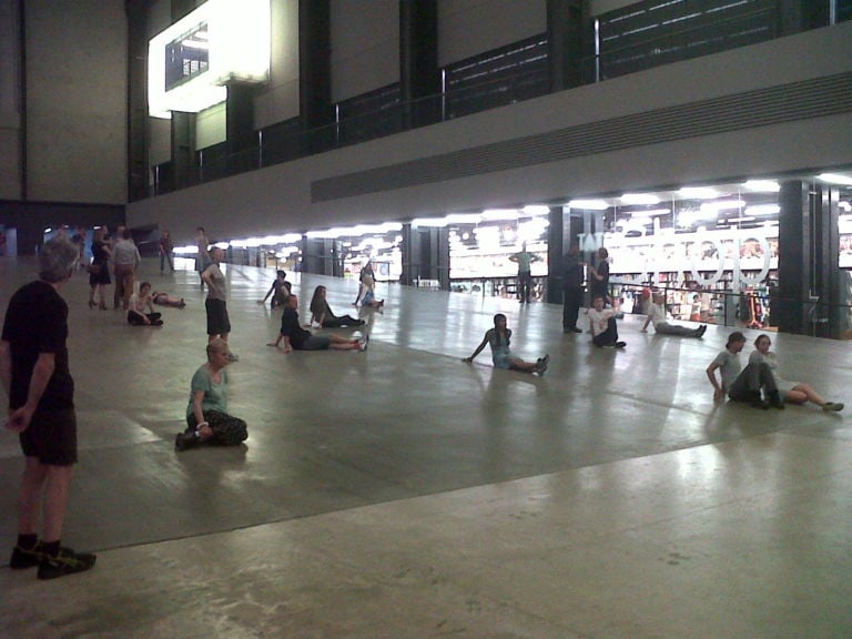 Tino Sehgal These Associations Turbine Hall Tate Modern Londra foto Aldo Colella 21 È impossibile da raccontare, noi ci proviamo con tante immagini. Ecco una full immersion fotografica nel nuovo progetto di Tino Sehgal alla Tate Modern