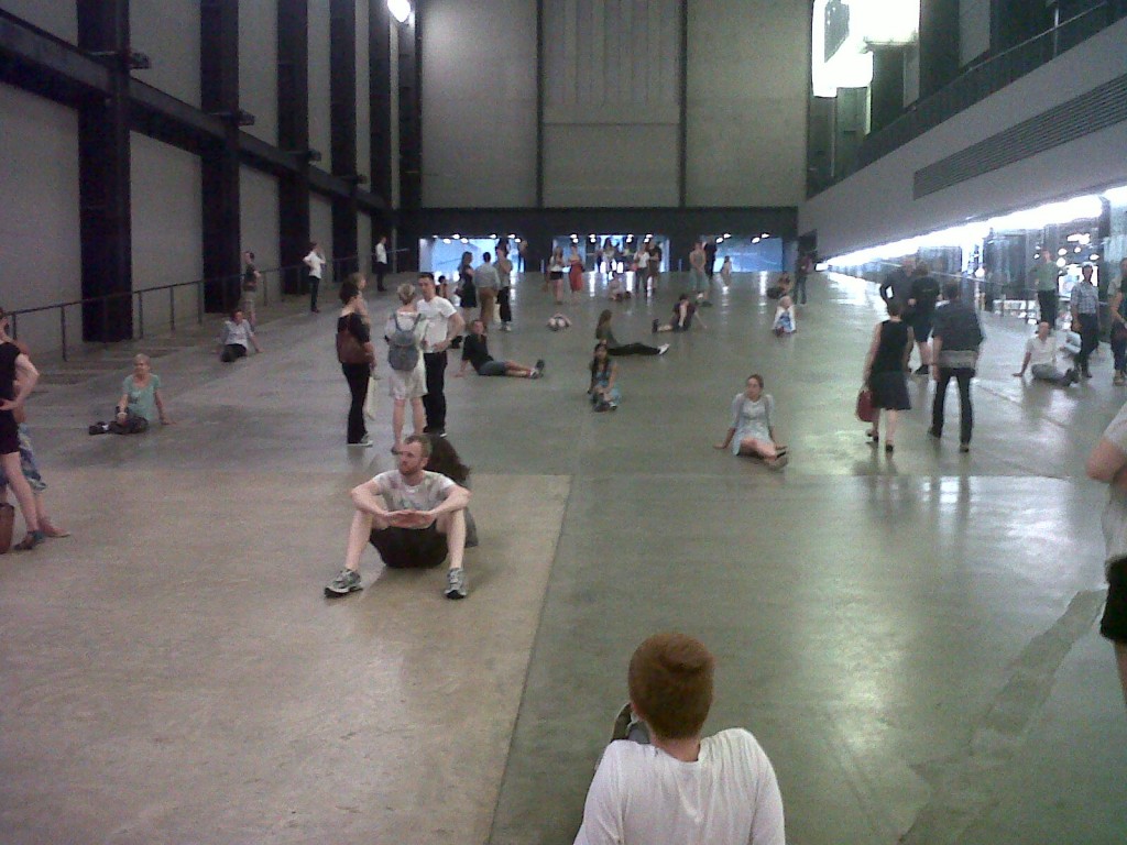 Performer per caso. Il progetto di Tino Sehgal alla Turbine Hall della Tate Modern, a Londra, non finisce con la chiusura: ed Artribune Magazine vi racconta le storie dei veri protagonisti