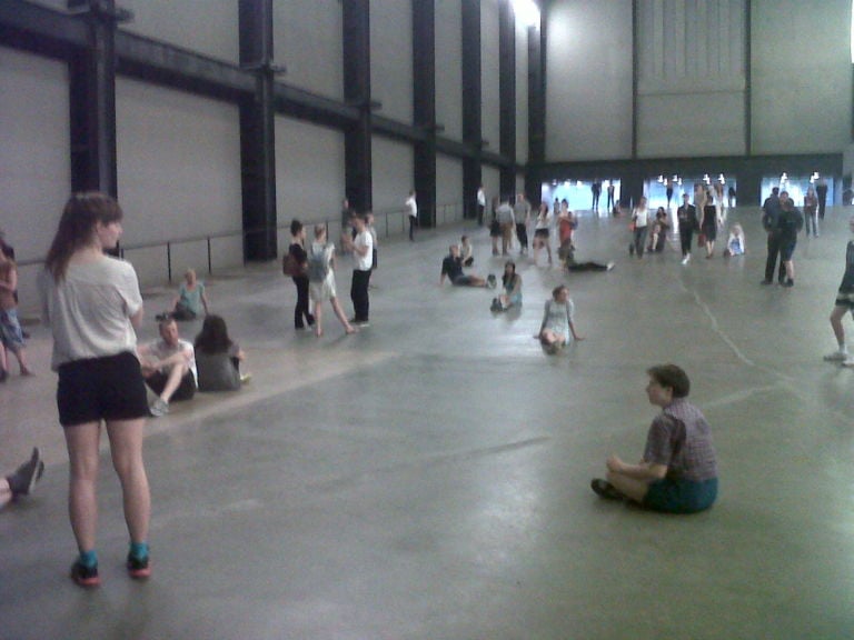 Tino Sehgal - These Associations, Turbine Hall, Tate Modern, Londra (foto Aldo Colella)