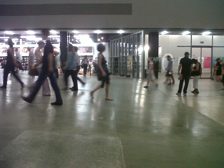 Tino Sehgal These Associations Turbine Hall Tate Modern Londra foto Aldo Colella 4 È impossibile da raccontare, noi ci proviamo con tante immagini. Ecco una full immersion fotografica nel nuovo progetto di Tino Sehgal alla Tate Modern