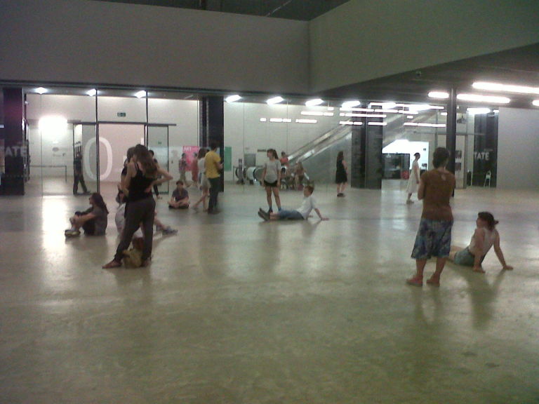 Tino Sehgal These Associations Turbine Hall Tate Modern Londra foto Aldo Colella 5 È impossibile da raccontare, noi ci proviamo con tante immagini. Ecco una full immersion fotografica nel nuovo progetto di Tino Sehgal alla Tate Modern