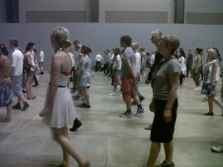 Tino Sehgal These Associations Turbine Hall Tate Modern Londra foto Aldo Colella 7 È impossibile da raccontare, noi ci proviamo con tante immagini. Ecco una full immersion fotografica nel nuovo progetto di Tino Sehgal alla Tate Modern