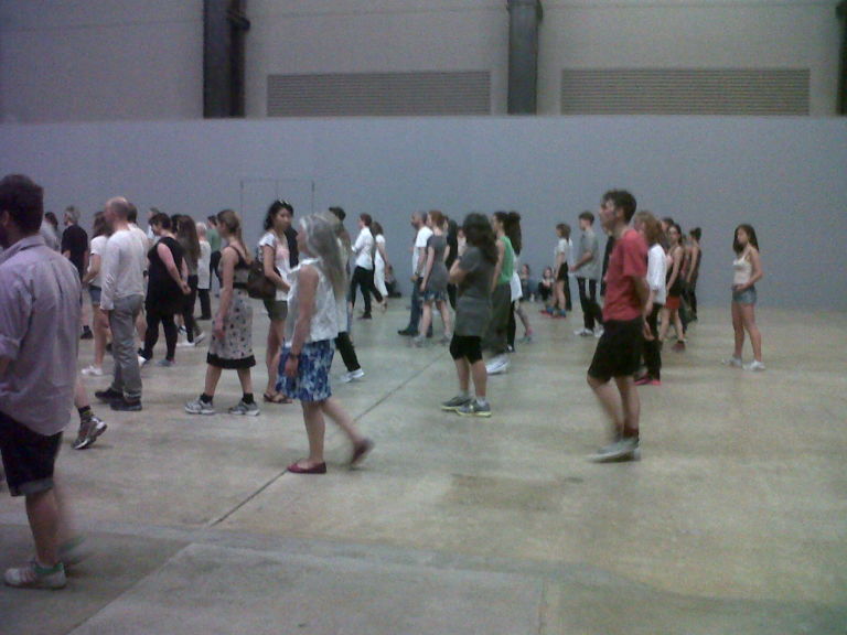 Tino Sehgal These Associations Turbine Hall Tate Modern Londra foto Aldo Colella 9 È impossibile da raccontare, noi ci proviamo con tante immagini. Ecco una full immersion fotografica nel nuovo progetto di Tino Sehgal alla Tate Modern