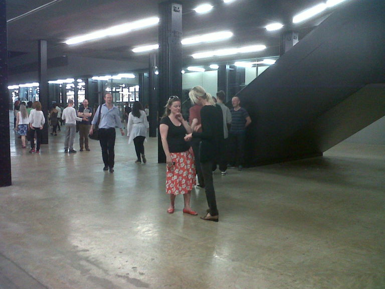 Tino Sehgal arriva alla Turbine Hall foto Aldo Colella È impossibile da raccontare, noi ci proviamo con tante immagini. Ecco una full immersion fotografica nel nuovo progetto di Tino Sehgal alla Tate Modern