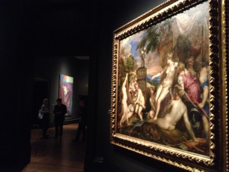 Tiziano Vecellio Diana e Callisto. Sullo sfondo Chris Ofili Tiziano alla National Gallery di Londra. Tra costumi di scena, coreografie, poesie e lo 'scandaloso' peep show di Mark Wallinger. Tutte le foto in anteprima