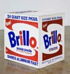 Una delle famose Brillo Box di Warhol Art Digest: Brillo-Warhol, andata e ritorno in 15 minuti. Tracey tedoforo imbranato. M & Ms, una storia americana