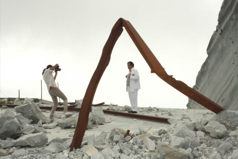 Veronica Gaido fotografa Philippe Daverio Sulle Alpi Apuane, a ricordare quando qui passavano Moore, Mirò, Cragg. Ci pensa il Premio Fondazione Henraux: ecco la fotocronaca della prima edizione…