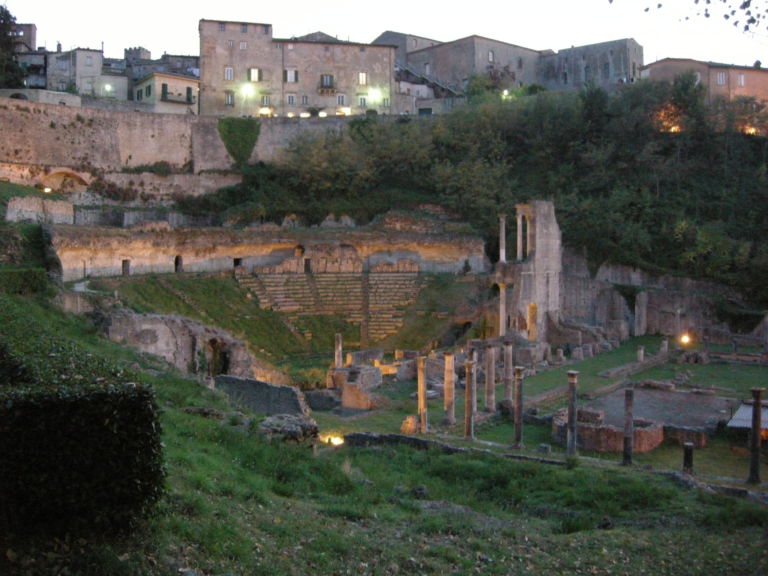 Volterra Teatro romano Parlare di degrado, in casa del degrado. A Volterra arrivano Luca Nannipieri e Philippe Daverio: serata per salvare il Teatro Romano, che è ridotto così…