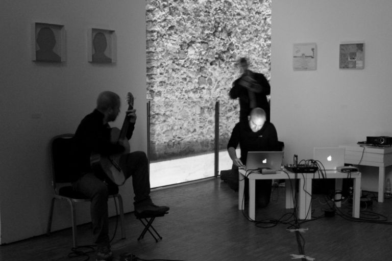 foto performance Franz Rosati e Francesco Saguto Naufragi elettronici a Roma. È il lungo weekend di Aggregator, festival di arti digitali. Sperimentazioni video-sonore, tra il Maxxi e il S. Cecilia. Tutto con ingresso free