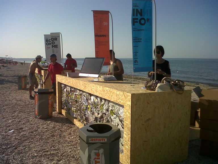 infopoint Stessa spiaggia, stesso mare. Quello di Senigallia, teatro della dodici ore di Demanio Marittimo.KM-278. A tempo di record, su Artribune arriva il chiccera