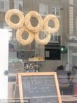 la vetrina incriminata del panettiere di Camberwell foto ©Southwark News I giochi proibiti di Londra. Olympics vs Street Art