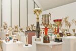 schirn 04 2.529 trofei sportivi in mostra a Londra. È un'opera di Alexsandra Mir