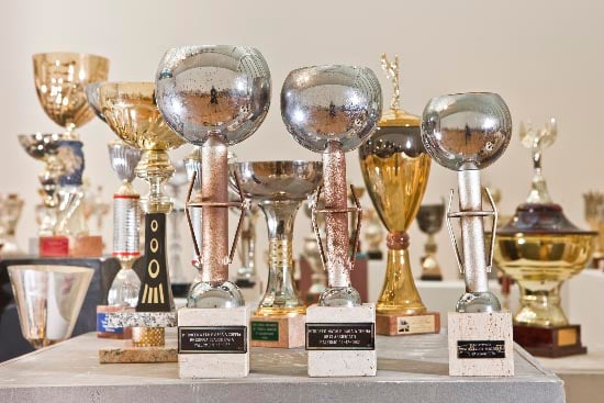 schirn 11 2.529 trofei sportivi in mostra a Londra. È un'opera di Alexsandra Mir