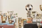 schirn 12 2.529 trofei sportivi in mostra a Londra. È un'opera di Alexsandra Mir