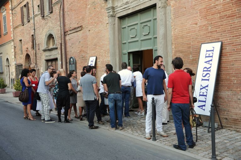 Alex Israel a Città della Pieve – Opening Nicola Pecoraro Umbria contemporanea. Per la mostra agostana in casa Lauro, Alex Israel porta un pezzetto di Cinecittà a Città della Pieve. E qui ci sono le foto, con extension festaiola