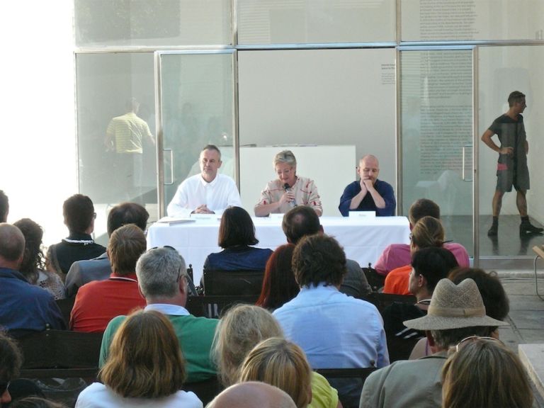 Conferenza stampa – da sinistra W. Tschapeller C. Schmied Ministro cultura Austria A. Ritter Venezia Updates: l’architettura? No, piuttosto, l’uomo che verrà. Foto e video dal Padiglione Austria, con il protagonista Wolfgang Tschapeller che dà qualche risposta, e pone qualche domanda…