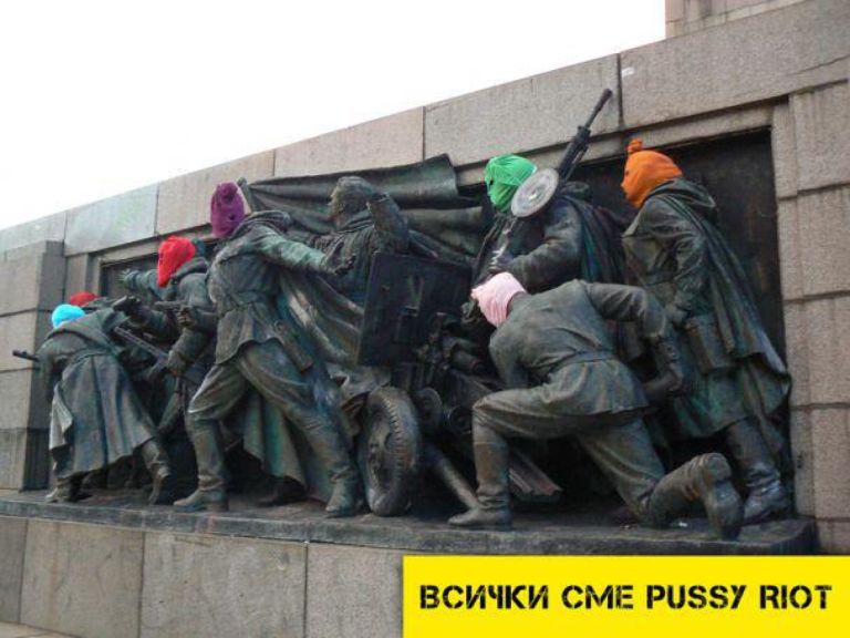 Dal profilo Facebook delle Pussy Riot in tutto il mondo azioni di sostegno al gruppo 7 Pussy Riot condannate a due anni di carcere, e la Russia brucia. Teppismo a sfondo religioso: ma le proteste imperversano, a Kiev abbattuta una croce monumentale