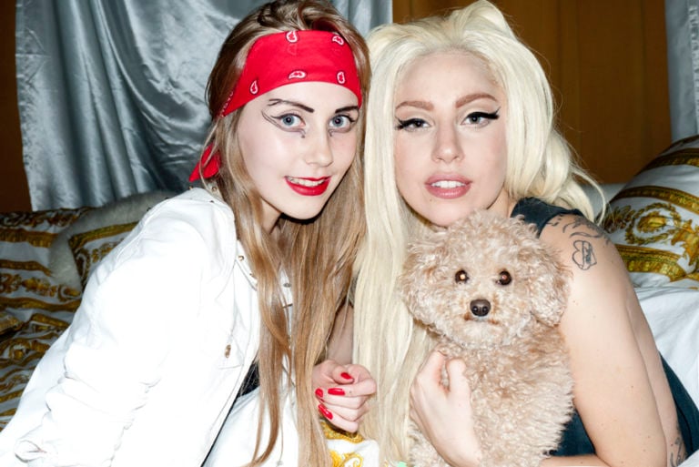 Gaga with a Little Monster and Fozzie Bear after the show Terry e Gaga, fotoromanzo a puntate. Quel geniaccio di Richardson arriva con una nuova gallery di immagini per la lady del pop. Direttamente da Helsinki, sul suo sito web