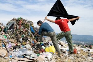 Il centro del Mediterraneo? È Modica. Almeno per questa fine d’agosto. I Vespri di Marco Scotini reinventano la città, tra performance e arte urbana