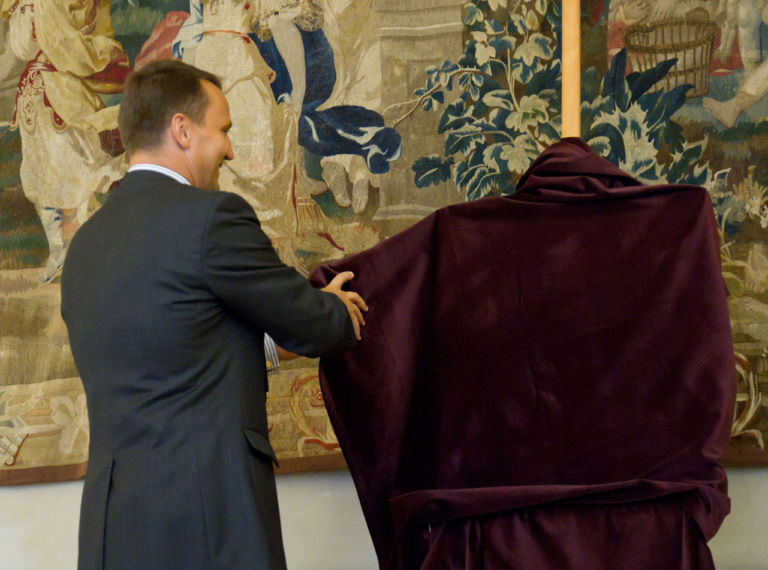Il Ministro degli esteri polacco Radoslaw Sikorski alla presentazione del dipinto 27 luglio 2012 La "Madonna del pino" di Cranach rientra in Polonia. Si spera ancora per il Raffaello che Hitler voleva nel suo Museo. Caccia ai capolavori trafugati