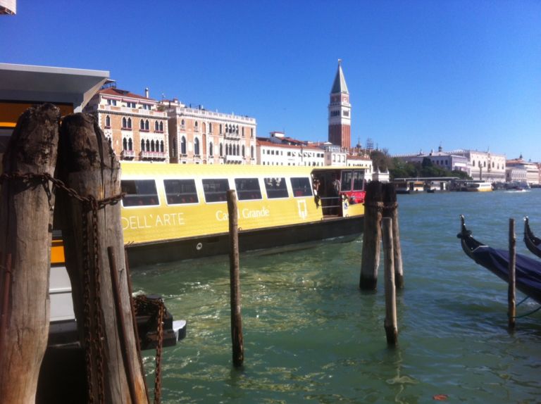 Il Vaporetto dell’Arte 1 Venezia Updates: abbiamo provato per voi il Vaporetto dell’Arte. Come scendere il Canal Grande in 5 stelle extralusso, fermandosi solo nei luoghi più artsy