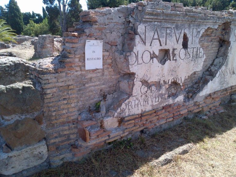 Ostia 1 L’archeologia dell’orrore (con tanto di foto). Una lettera straziante ci svela quel che sapevamo già: così sono messi i nostri beni culturali. Ostia Antica è una discarica. Anche morale e etica