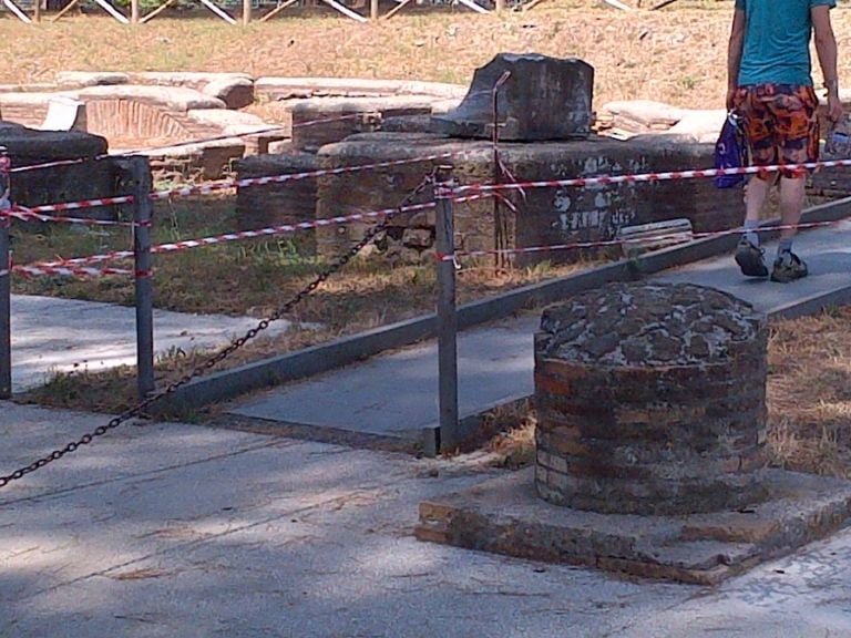 Ostia 16 L’archeologia dell’orrore (con tanto di foto). Una lettera straziante ci svela quel che sapevamo già: così sono messi i nostri beni culturali. Ostia Antica è una discarica. Anche morale e etica