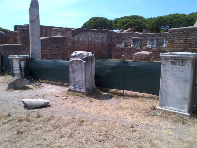 Ostia 6 L’archeologia dell’orrore (con tanto di foto). Una lettera straziante ci svela quel che sapevamo già: così sono messi i nostri beni culturali. Ostia Antica è una discarica. Anche morale e etica