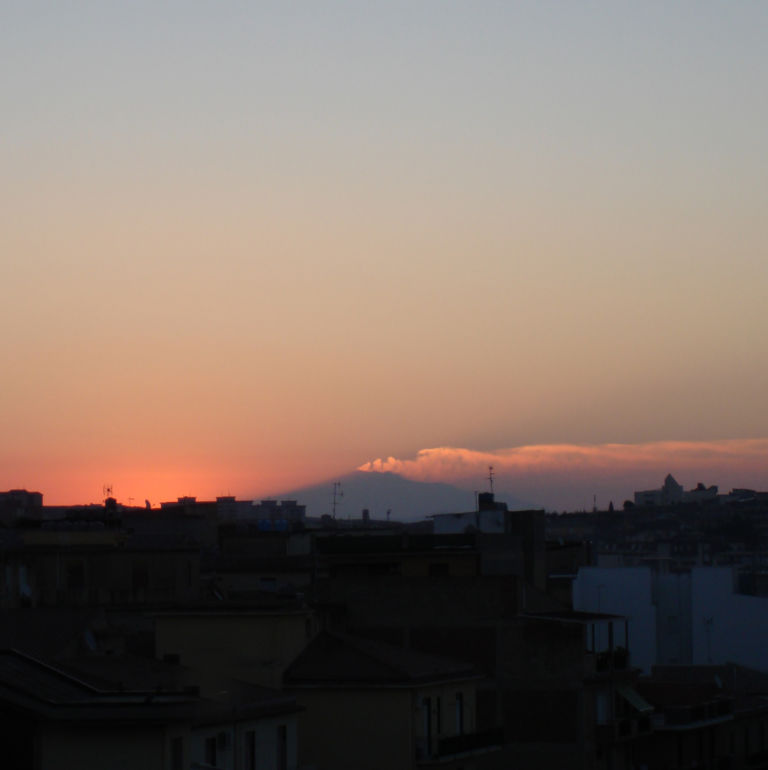 Panorama di Canicatti a sinistra dell Etna Un rifugio per l’arte. In Sicilia