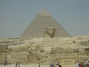 In partenza per l’Egitto? Attenti a dove mettete i piedi, potreste far crollare la Sfinge e le Piramidi…