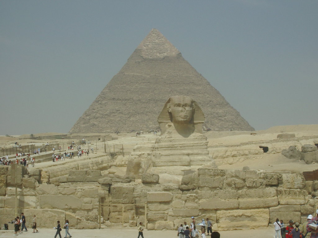 In partenza per l’Egitto? Attenti a dove mettete i piedi, potreste far crollare la Sfinge e le Piramidi…