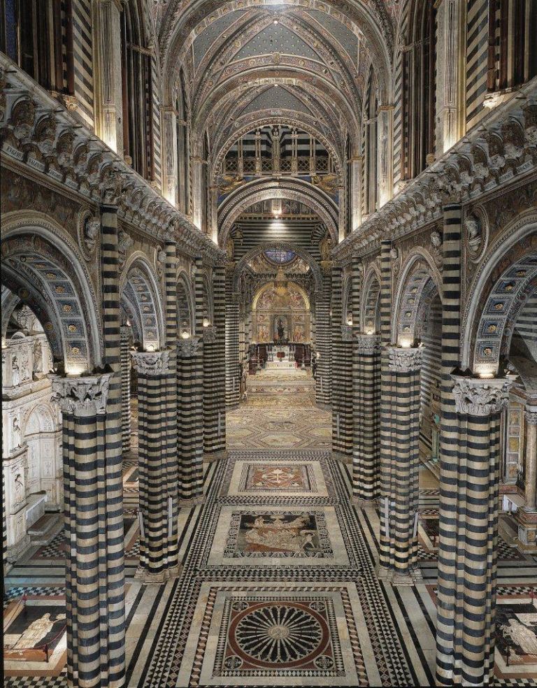 Siena Duomo veduta della navata centrale Robe da mettere subito in agenda. Fino a tutto ottobre si potrà vedere il pavimento più bello del mondo. Nel Duomo di Siena. E noi vi anticipiamo un bel po’ di immagini…