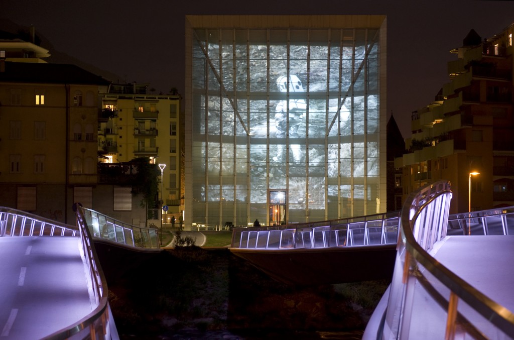 A Museion una video nottata en plein air. Suggestioni dalle profondità delle gallassie per l’opera di Sonia Leimer. Proiettata sulla facciata del museo bolzanino