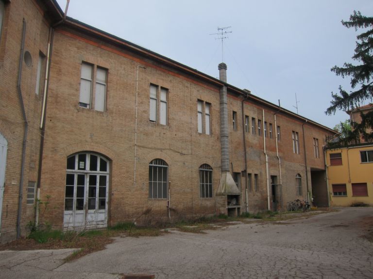 Spazio Grisù Il cortile esterno Mettersi alle spalle il terremoto, ripartendo anche con l’impresa culturale. A Ferrara ci prova lo Spazio Grisù, “nuova Factory della creatività”