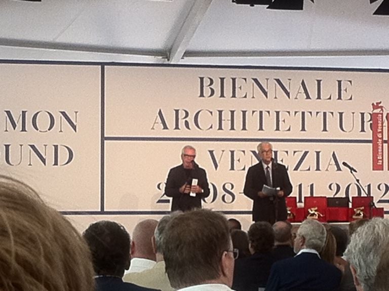 Un momento della cerimonia di premiazione Venezia Updates: Leone d’Argento alla Biennale Architettura a Grafton architect, Leone d’oro al Giappone di Toyo Ito. Ed a Urban Think Tank, che Artribune vaticinò vincitore già dal primo giorno…