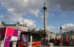 stand rosa e viola in Trafalgar Square foto Martina Federico Il fascino dell’urban backstage. Anche alle Olimpiadi: live from UK un reportage fotografico sulla Londra che trasfigura per l’evento