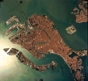 Venezia Updates: il meteo degli art-maniacs. Costumino in valigia e capatina al Lido, a Venezia la Biennale d’Architettura sarà all’insegna del solleone