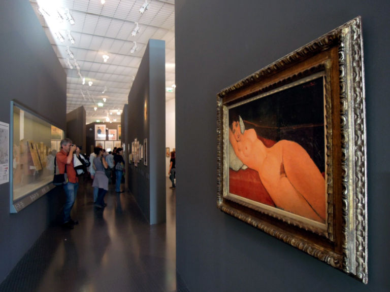 1917 veduta della mostra presso Centre Pompidou Metz 2012. In primo piano Amedeo Modigliani Nu au coussin blanc 1917 La guerra in mostra