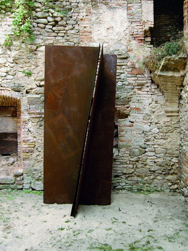 9.Grande duetto 1990Lamiera di corten piegato 300 x 160 x 80 cm Grazia Varisco: feconde anomalie