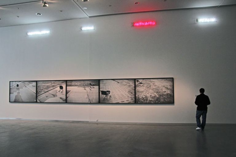 Alfredo Jaar @ Berlinische Galerie L’altra Berlino. Fiere in pieno svolgimento, ma adesso arriva un fototour dalle mostre in città: “ospiti” Sylvie Fleury, Thomas Demand ed Alfredo Jaar…