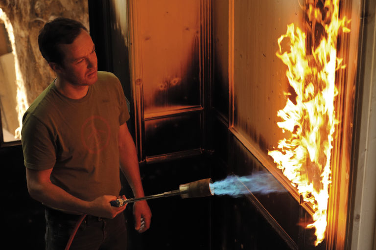 Aron Demetz La credenza della memoria Caffè Florian Venezia 2 Al fuoco, brucia il Caffè Florian! Niente paura, è solo l’imprevedibile progetto veneziano dello scultore Aron Demetz. Lo vedete nella “scottante” fotogallery