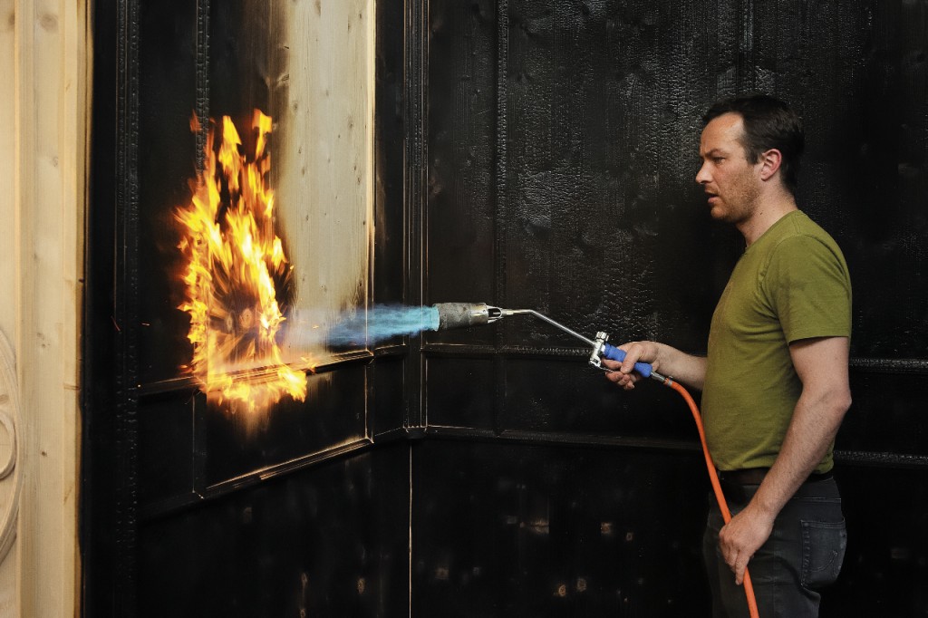 Al fuoco, brucia il Caffè Florian! Niente paura, è solo l’imprevedibile progetto veneziano dello scultore Aron Demetz. Lo vedete nella “scottante” fotogallery