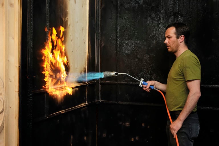 Aron Demetz La credenza della memoria Caffè Florian Venezia 1 Al fuoco, brucia il Caffè Florian! Niente paura, è solo l’imprevedibile progetto veneziano dello scultore Aron Demetz. Lo vedete nella “scottante” fotogallery