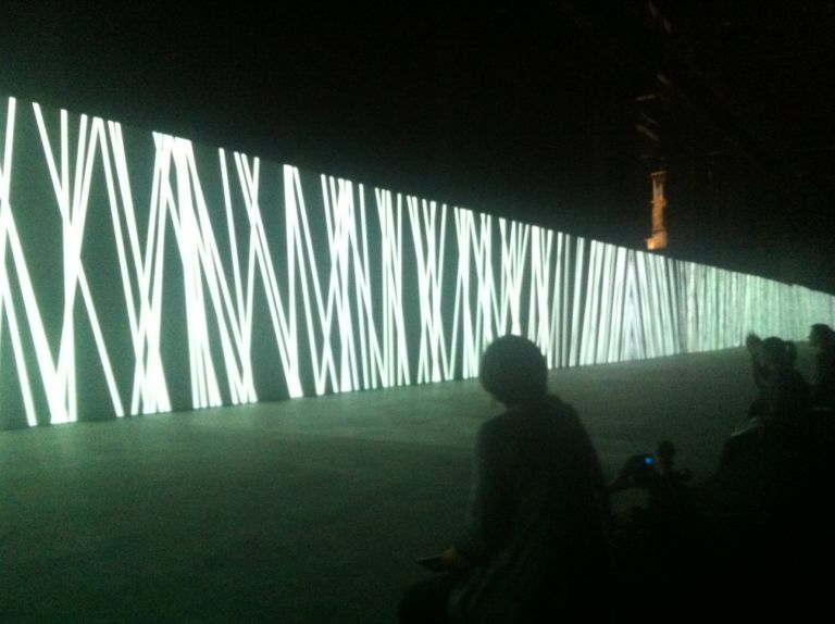 Carsten Nicolai Unidisplay Hangar Bicocca Milano 4 Ricerca scientifica, psicologia, apprendimento percettivo. L’Hangar Bicocca pervaso da luci e suoni di Unidisplay di Carsten Nicolai, qui video e immagini