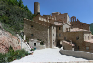 Una residenza per artisti nel Castello di Postignano. Con tanto di acquisizioni. Dopo un lungo restauro, l’arte contemporanea rianima un antico borgo umbro