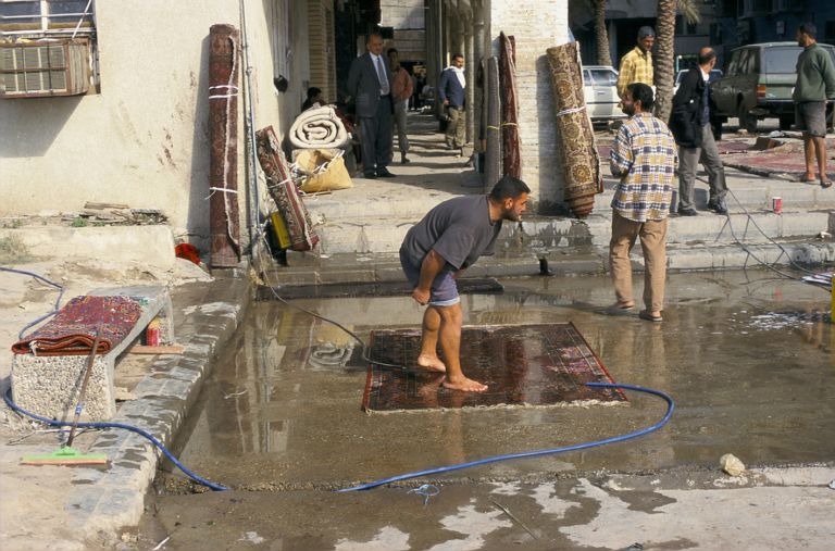 Claire Chevrier Travail 04 Laveurs de Tapis Bagdad 2001 Bache PVC Jet d’encre 160 x 240 cm Fotografia al lavoro. Claire Chevrier per il Festival di Roma