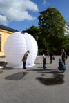 DSC 0076 L'archivio dei sogni è una capsula gonfiabile en plein air. Eva Frapiccini porta la sua Dreams’ Time Capsule a Stoccolma, registrando nuove memorie oniriche. Da riascoltare solo nel 2022...