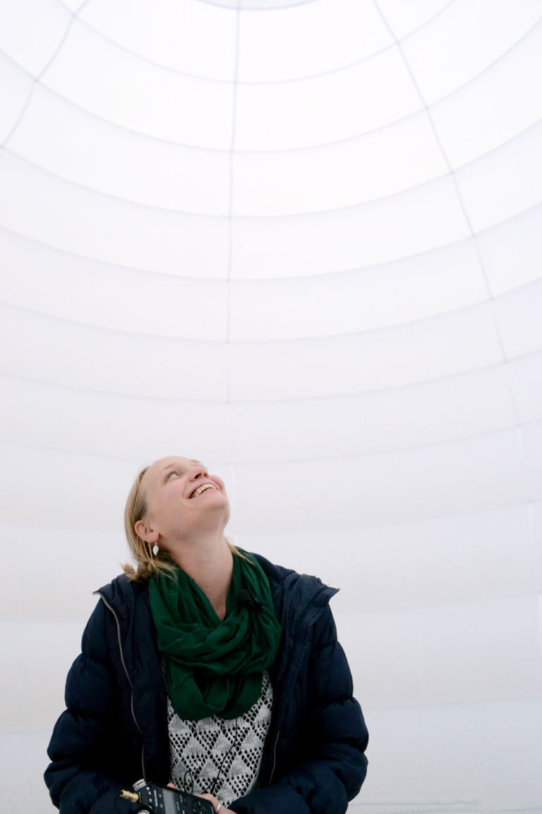 DSC 0142 L'archivio dei sogni è una capsula gonfiabile en plein air. Eva Frapiccini porta la sua Dreams’ Time Capsule a Stoccolma, registrando nuove memorie oniriche. Da riascoltare solo nel 2022...